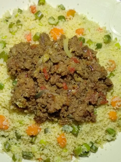 Couscous da miyar nikakken nama ainihin hoton girkin