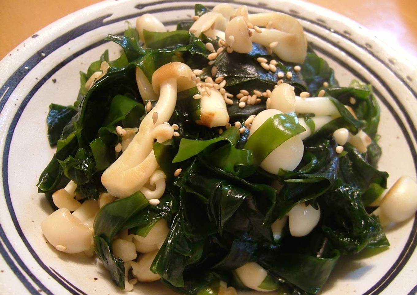 Stir-Fried Seaweed and Mushrooms