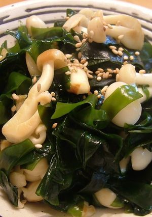A picture of Stir-Fried Seaweed and Mushrooms.