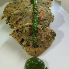 A picture of Methi besan mix paratha.