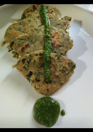 A picture of Methi besan mix paratha.