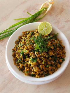 ગ્રીન ગાર્લિક મગ (Green Garlic Moong Recipe In Gujarati) રેસીપી મુખ્ય ફોટો