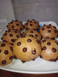 Una foto de Bollitos con pepitas de chocolate y galletas