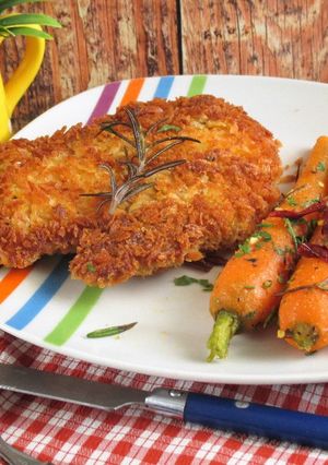 Rántott csirkecombfilé narancsos sárgarépával recept fotója