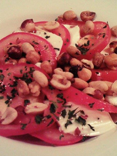 Una foto de Ensalada de tomate, queso fresco y frutos secos