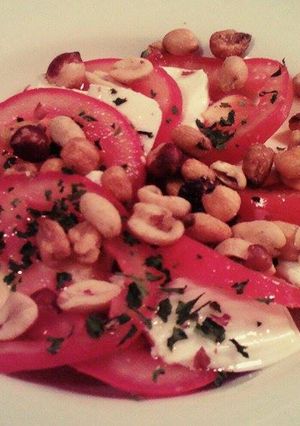 Foto principal de Ensalada de tomate, queso fresco y frutos secos