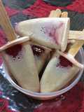 Paletas heladas de crema rellenas de fresa