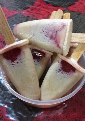 Una foto de Paletas heladas de crema rellenas de fresa