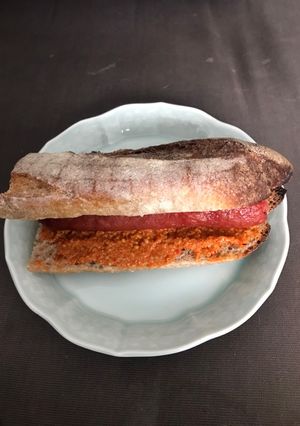 Una foto de Entrepán de salchicha de res con acento de mostaza al guajillo
