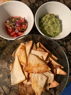 Una foto de Totopos caseros con guacamole y pico de gallo