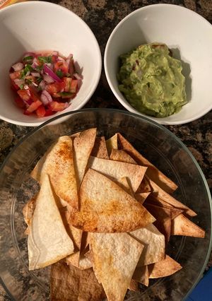 Foto principal de Totopos caseros con guacamole y pico de gallo