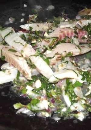 Una foto de Pescado mexicano con quelites y salsa de semillas tropical