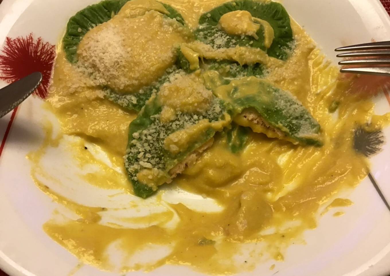 Tortellini verde caseros de salmón y salsa de calabaza