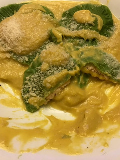 Una foto de Tortellini verde caseros de salmón y salsa de calabaza