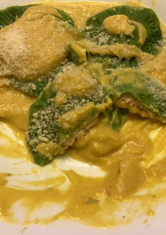 Una foto de Tortellini verde caseros de salmón y salsa de calabaza