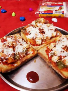 ब्रेड पिज़्ज़ा (Bread Pizza recipe in Hindi) रेसिपी मुख्य फोटो