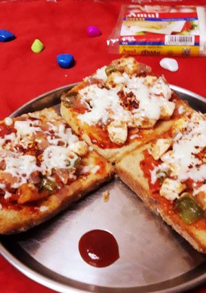 ब्रेड पिज़्ज़ा (Bread Pizza recipe in Hindi) रेसिपी मुख्य फोटो