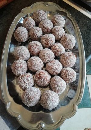 Marcipán ízű kókuszgolyó recept fotója