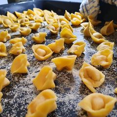 A picture of Tortellini in brodo.