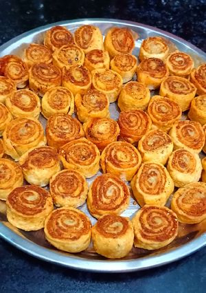 गुजरात की मशहूर भाकरवड़ी(gujarat ki mashhoor bhakarwadi recipe in hindi) रेसिपी मुख्य फोटो