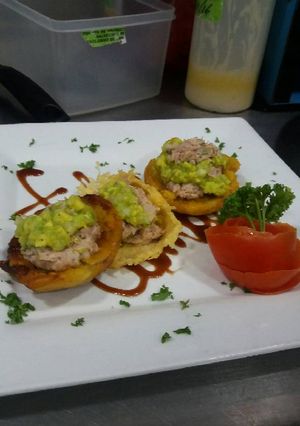 Una foto de Canasticas de atún y guacamole