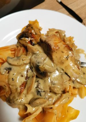 Sült lazac, tejszínes gombás szósszal és chillis tésztával recept fotója