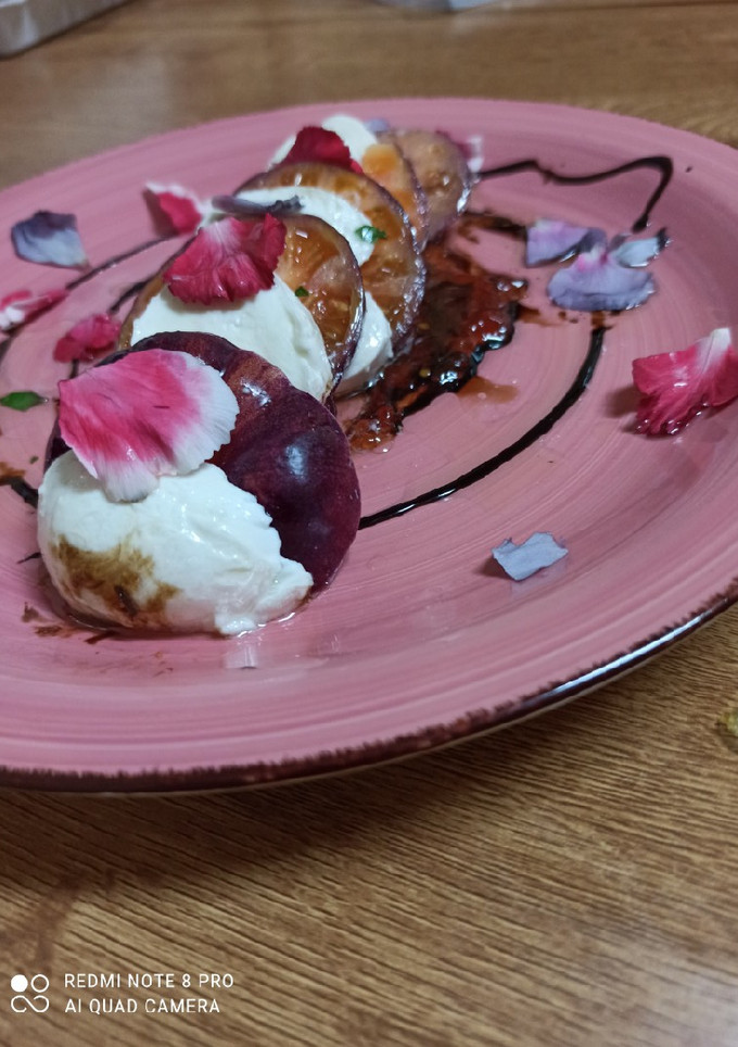 Una foto de Timbal de tomate mar azul y mozzarella