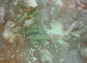 Una foto de Carne de res con nopales y verduras
