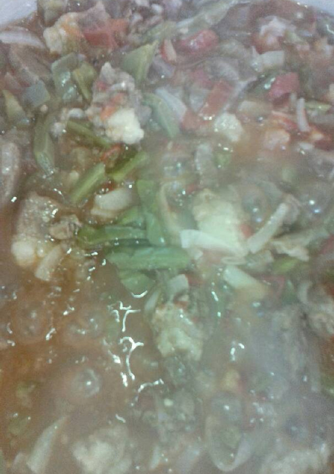 Una foto de Carne de res con nopales y verduras