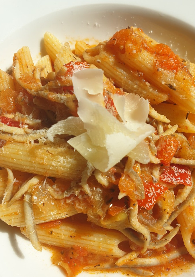 Una foto de Macarrones con verduras y gulas