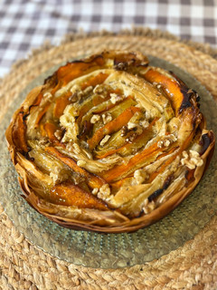 Una foto de Tarta salada de masa filo, calabaza y queso brie