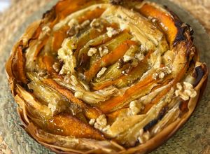 Foto principal de Tarta salada de masa filo, calabaza y queso brie