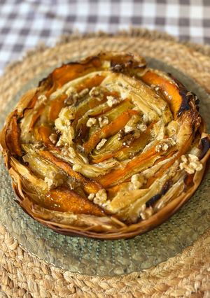 Una foto de Tarta salada de masa filo, calabaza y queso brie