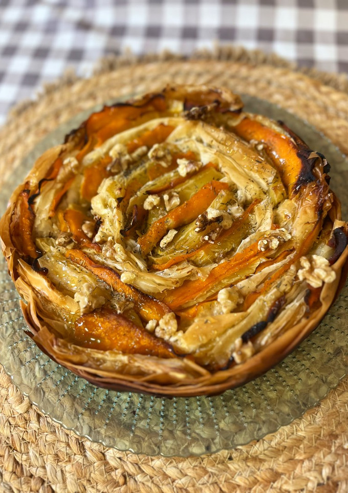 Una foto de Tarta salada de masa filo, calabaza y queso brie
