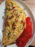 Omletă umplută cu bacon brânza și legume