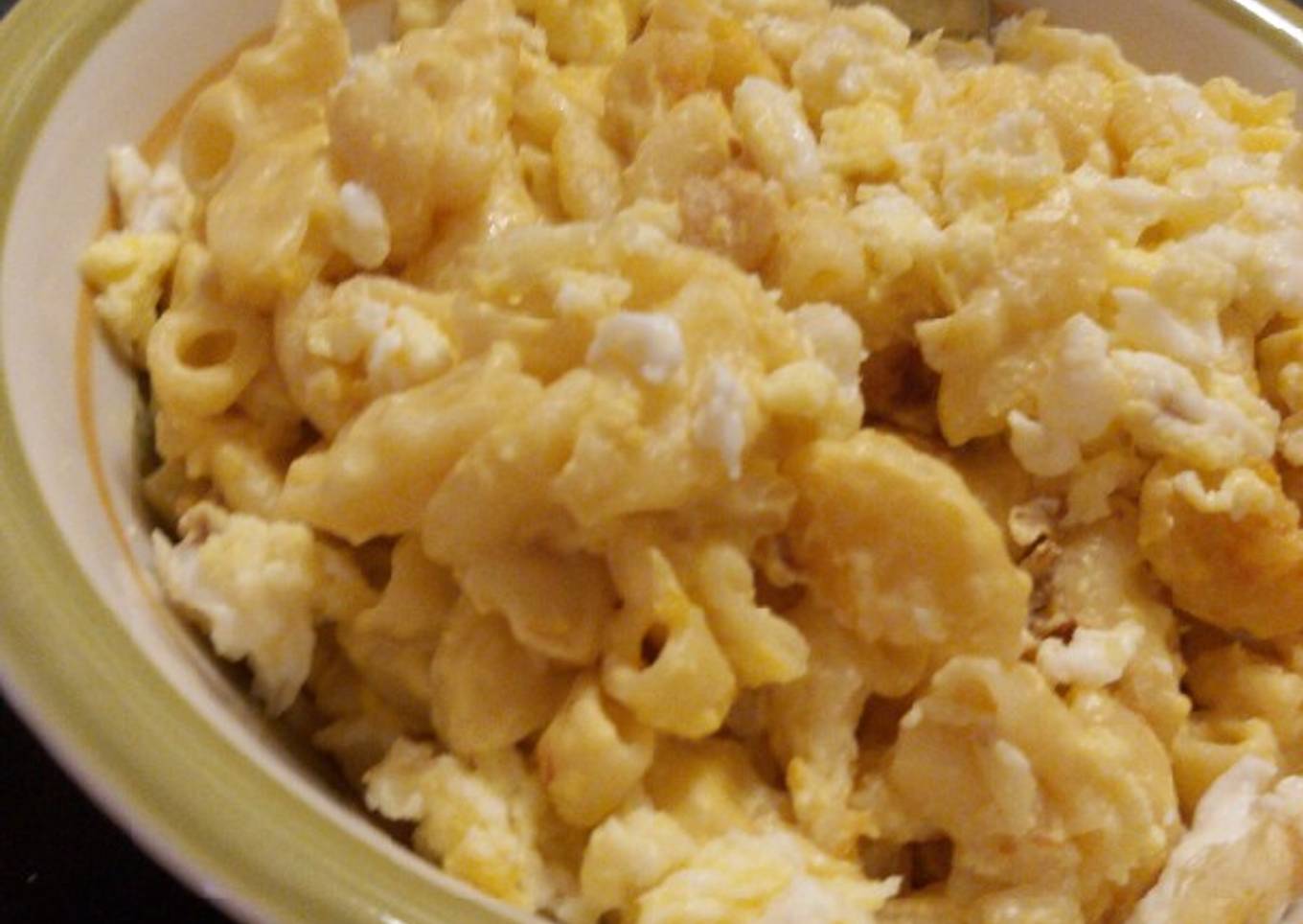 Macarrones con queso y huevo revuelto