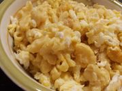 Una foto de coditos con queso cheddar