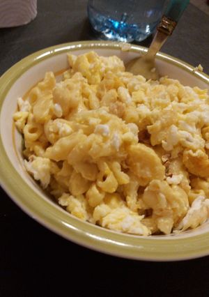 Una foto de Macarrones con queso y huevo revuelto