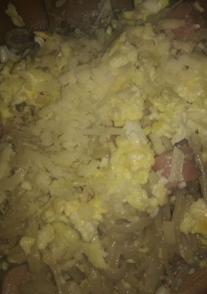 Una foto de Fideos largos con salchichas