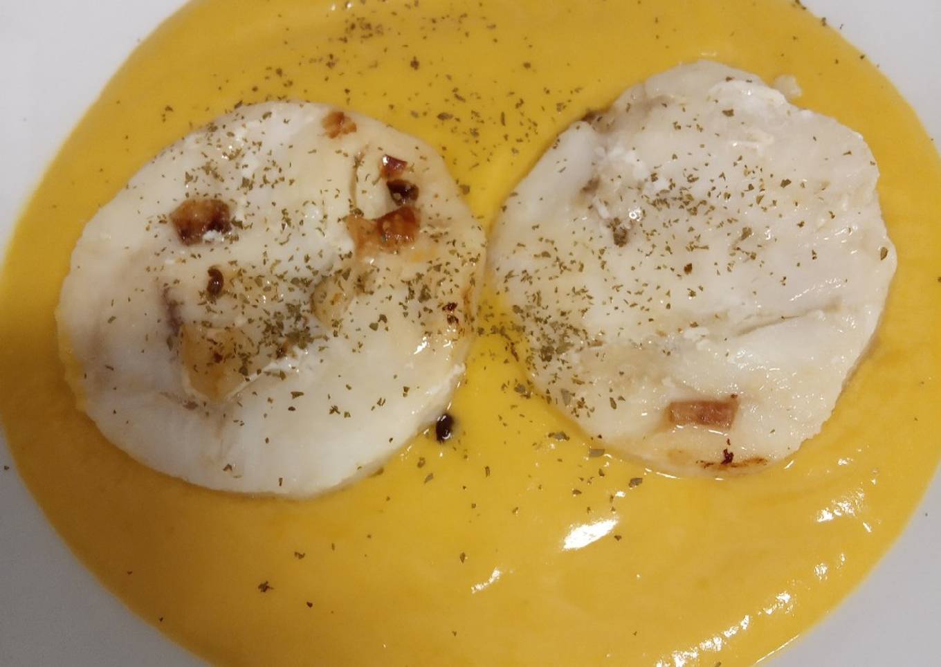 Crema de calabaza con caldo de pescado y merluza