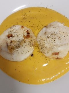 Una foto de Crema de calabaza con caldo de pescado y merluza