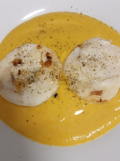 Una foto de Crema de calabaza con caldo de pescado y merluza