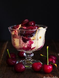 Una foto de Copa de cerezas calientes con helado