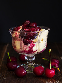 Una foto de Copa de cerezas calientes con helado
