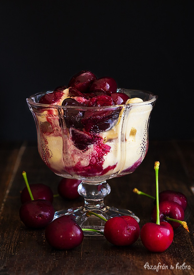 Una foto de Copa de cerezas calientes con helado