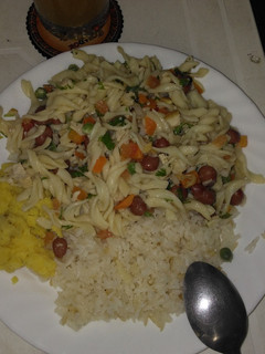 Una foto de Ensalada de pasta corta con frijoles negros