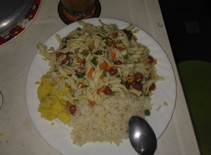 Una foto de Ensalada de pasta corta con frijoles negros