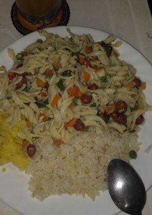 Una foto de Ensalada de pasta corta con frijoles negros
