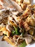 ก๋วยเตี๋ยวอกไก่ผัดเส้นไข่