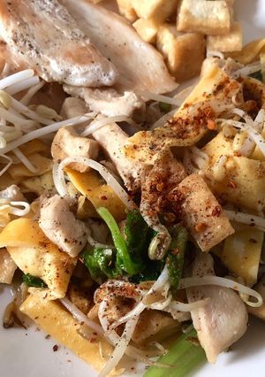 รูปของ ก๋วยเตี๋ยวอกไก่ผัดเส้นไข่